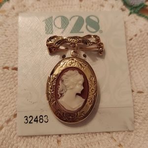 1928 Cameo Locket Pin